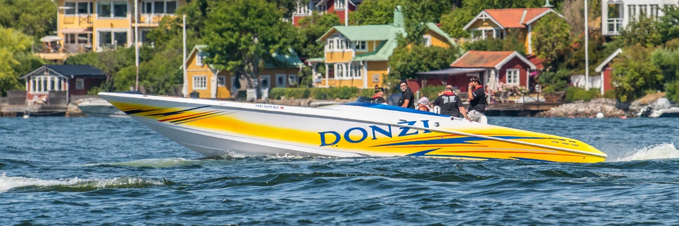 En annen deltakerbåt ved Poker Run i Vaxholm – 14. juli 2018