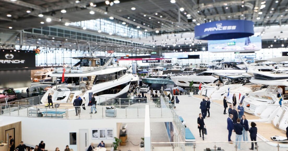 Motorbåter og yachter i hall 6 på boot Düsseldorf, med besøkende mellom båtene