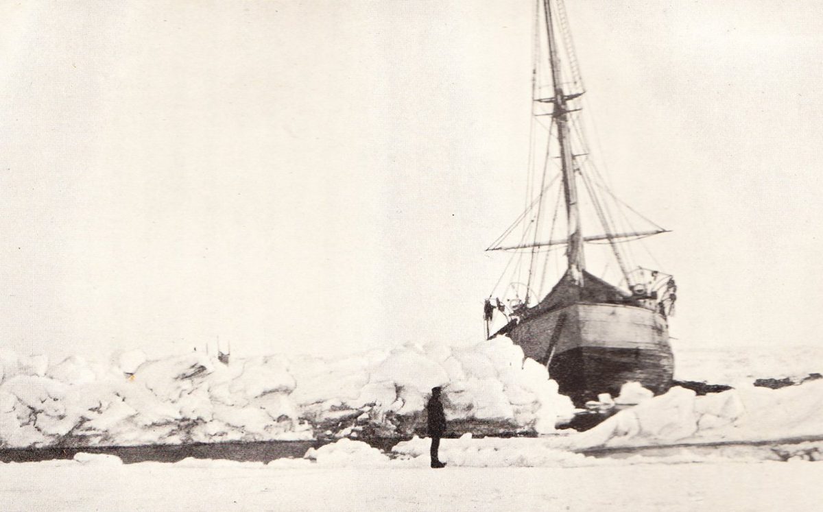 Historisk foto: Fram i isen i 1896. Publisert i Fridtjof Nansens Farthest North (1897). Fotograf er ikke særskilt identifisert her.