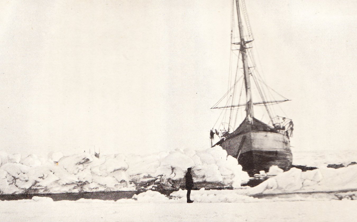 Historisk fotografi av polarskipet Fram i isen i 1896