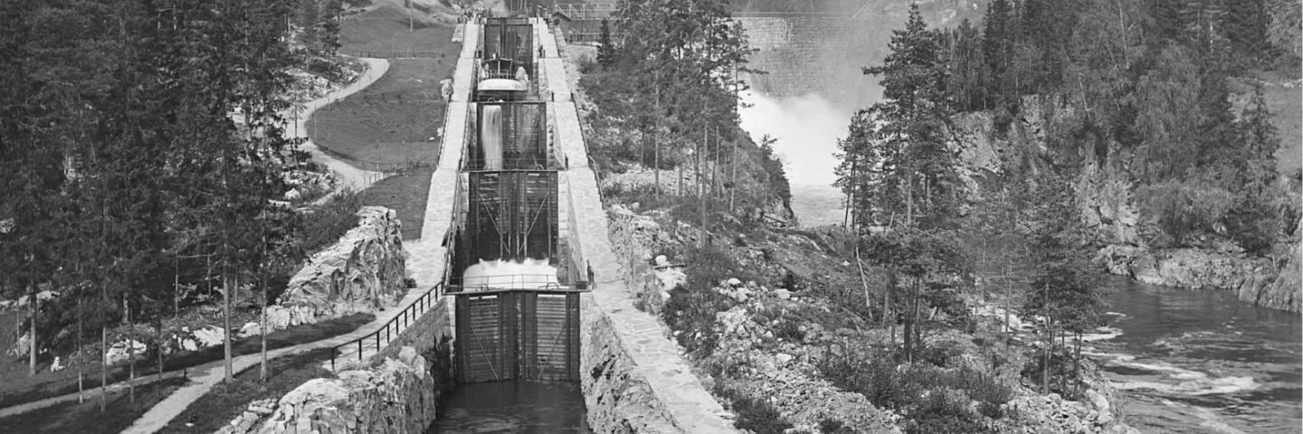 Historisk foto av båt i Vrangfoss sluser, trolig kort etter åpningen i 1892