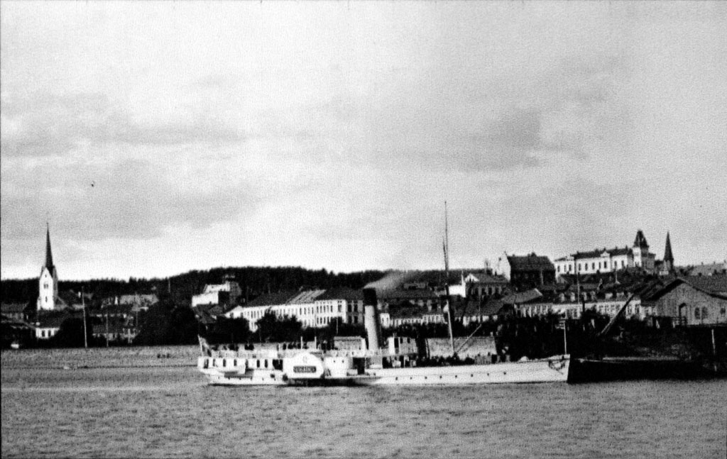 Historisk fotografi av hjuldamperen Skibladner ved Hamar i 1900
