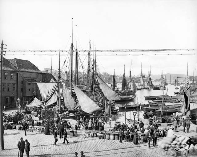 Historisk foto: havneliv i Bergen omkring 1880. Fotograf: Knud Knudsen. Universitetsbiblioteket i Bergen, UBB-KK-2127-2096.