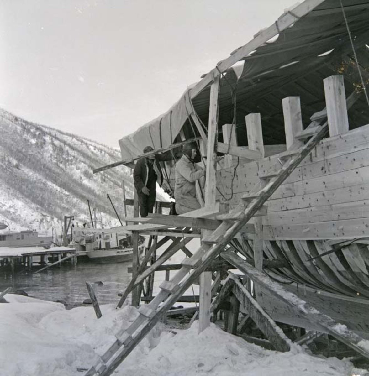 Historisk bygging av fiskebåt på Rognan i Saltdal i 1955