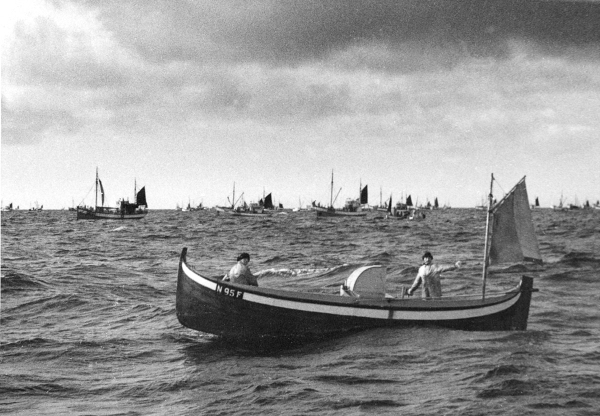 Nordlandsbåt med motor og mesan under Lofotfisket – historisk arkivfoto