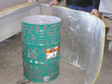 Arkivbilde 3: Isolasjonsmateriale ved beholderen.
