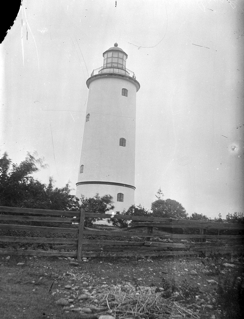 Ekte arkivfotografi av det gamle fyrtårnet på Jomfruland, datert omtrent 1890–1900.