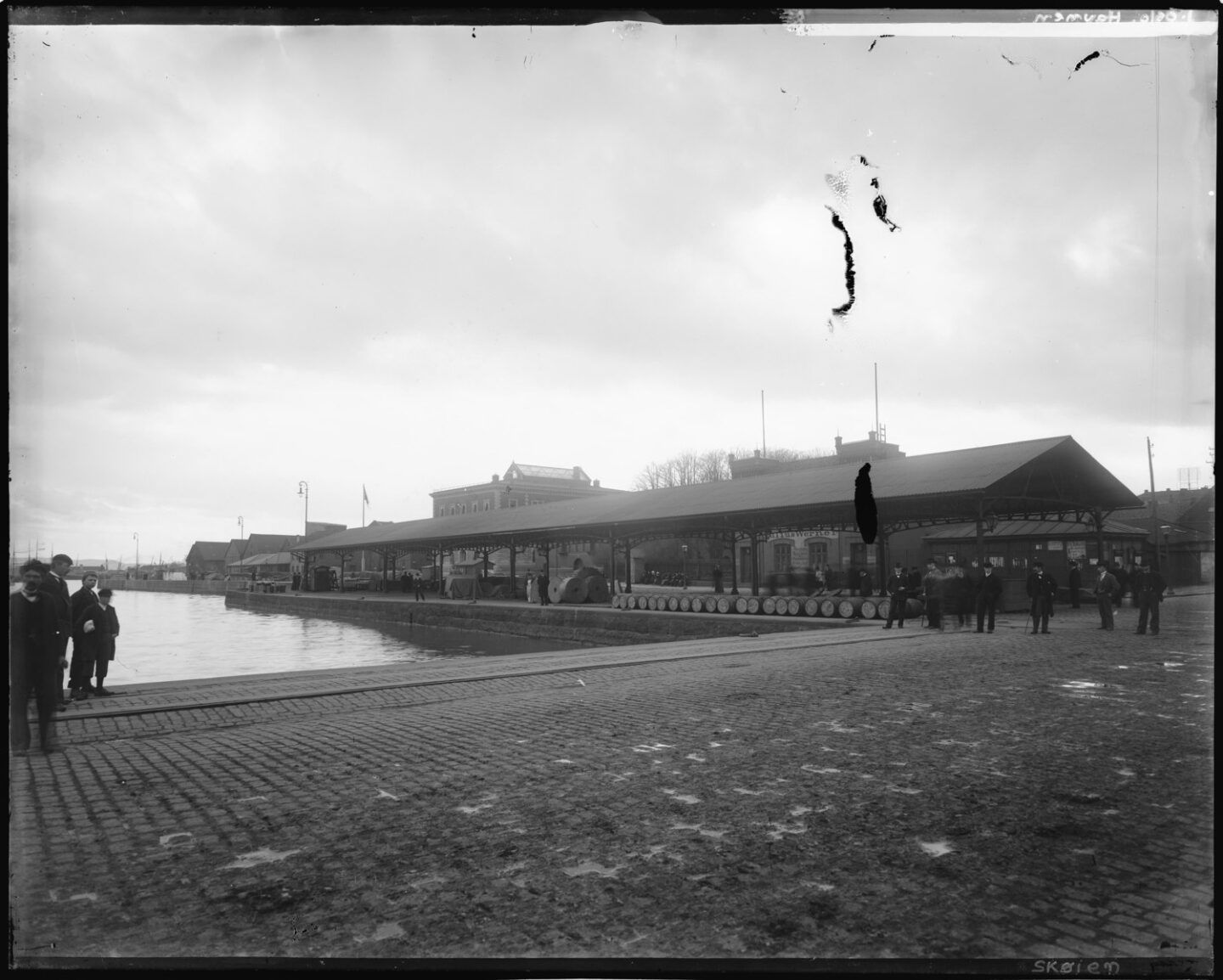 Historisk foto av Oslo havn ved Palébryggen med båter og aktivitet på kaien