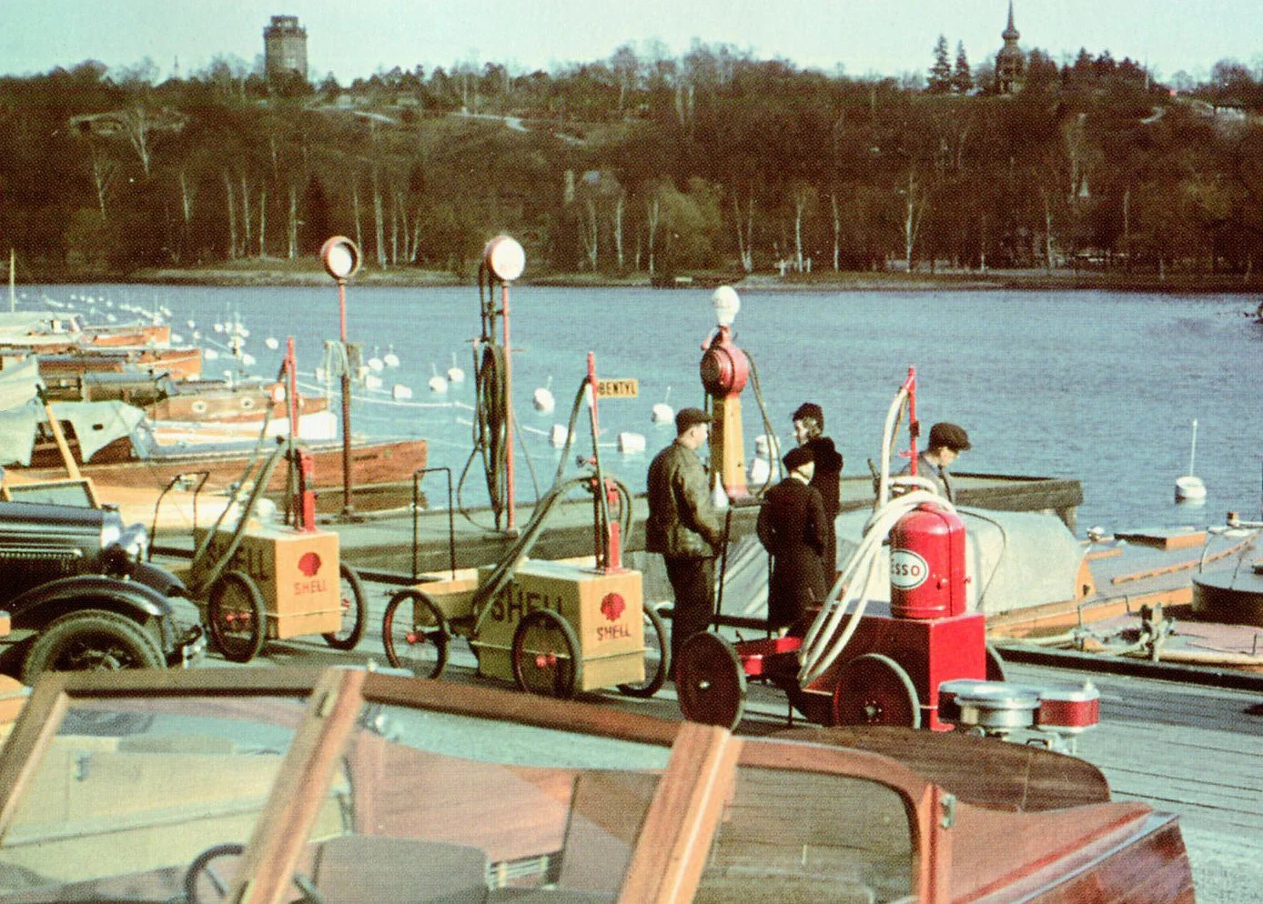 Historisk foto fra 1930-tallet av motorbåter ved brygga og mobile bensinpumper i Djurgårdshamnen i Stockholm