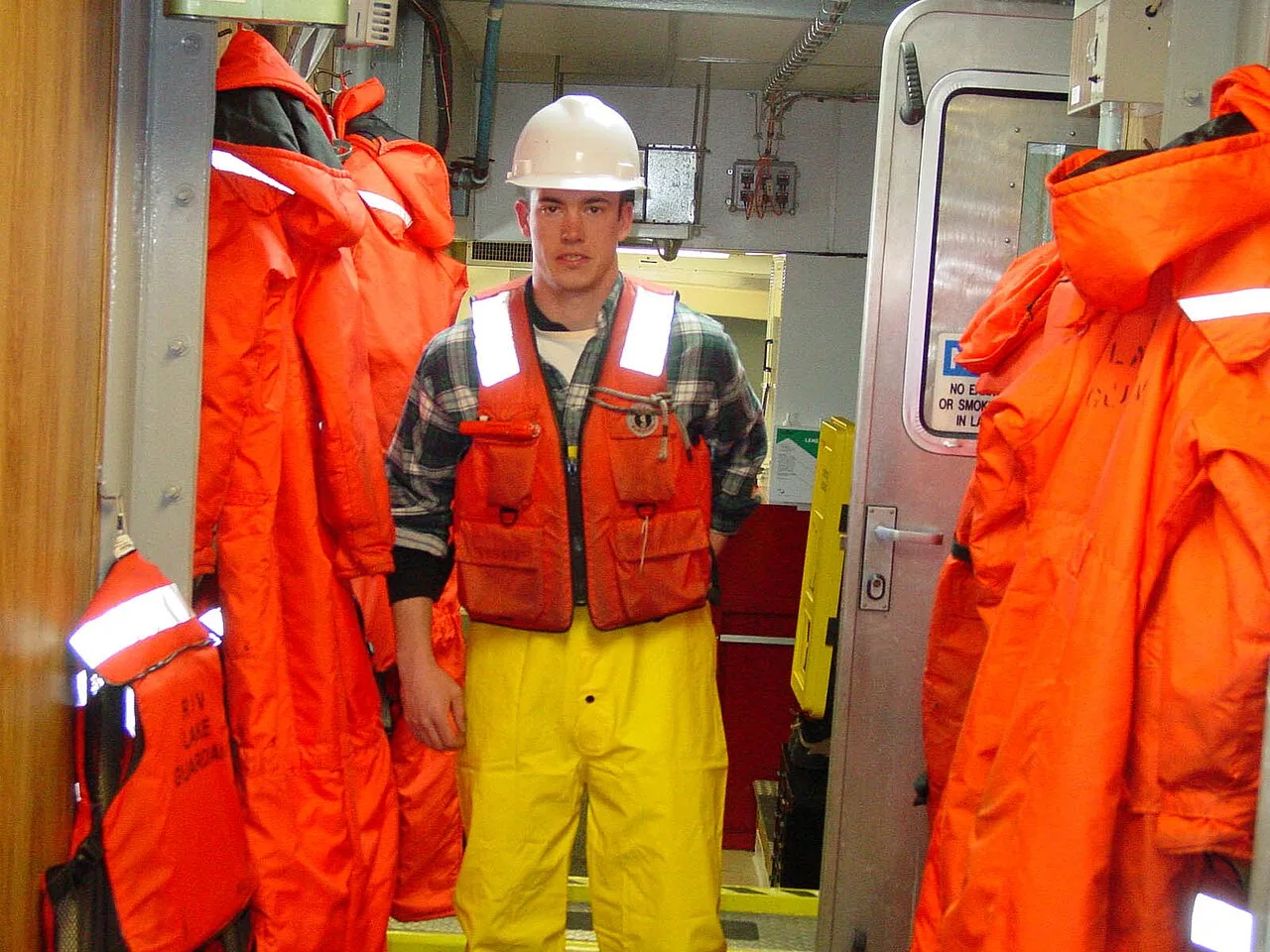 Person i oransje overlevelsesdrakt og hjelm