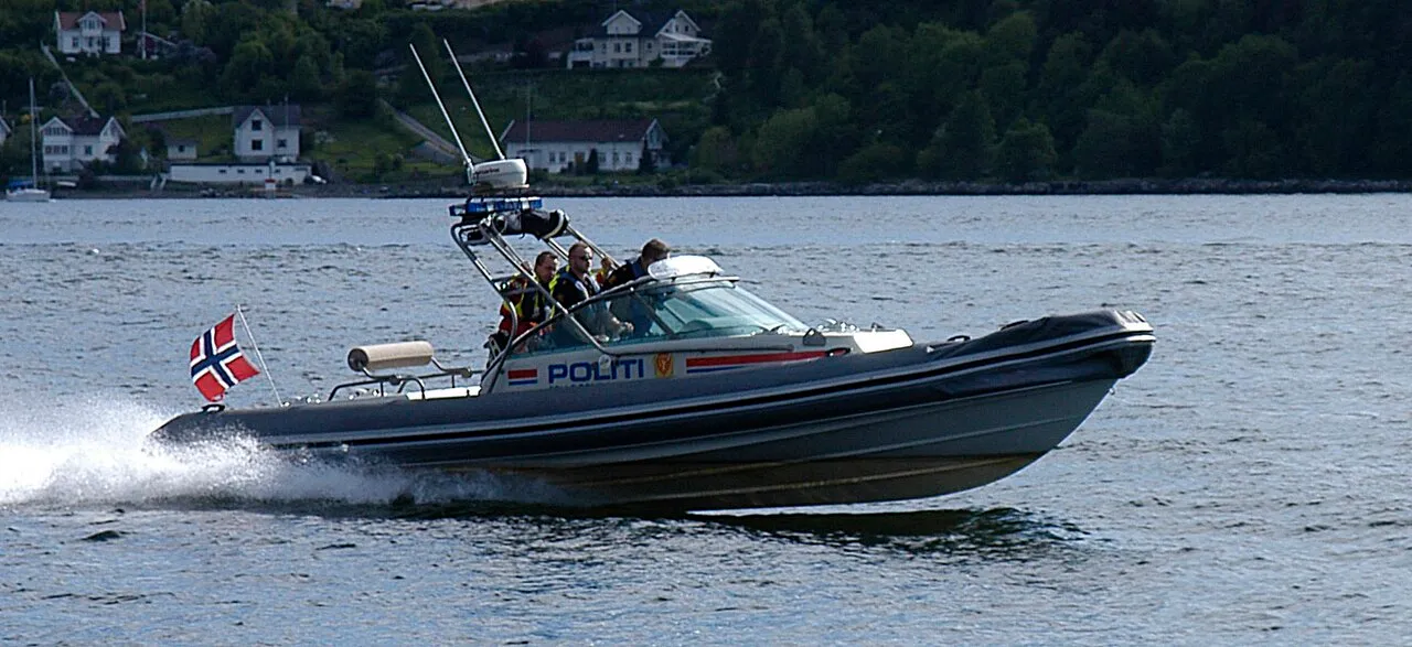 Politiets båt i fart gjennom Drøbaksundet i Oslofjorden