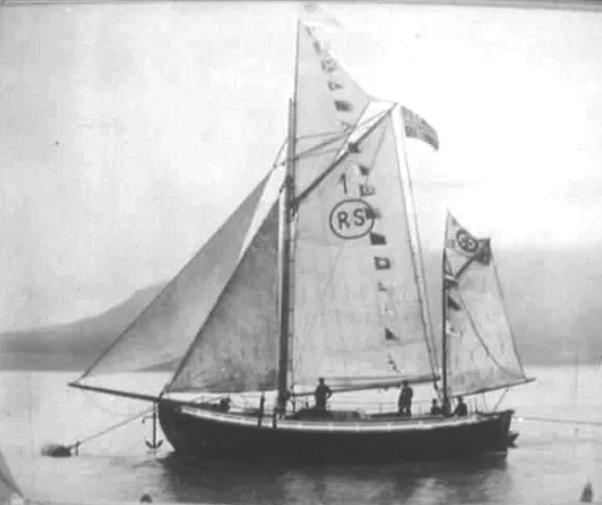 Historisk fotografi av redningsskøyta RS 1 Colin Archer under seil